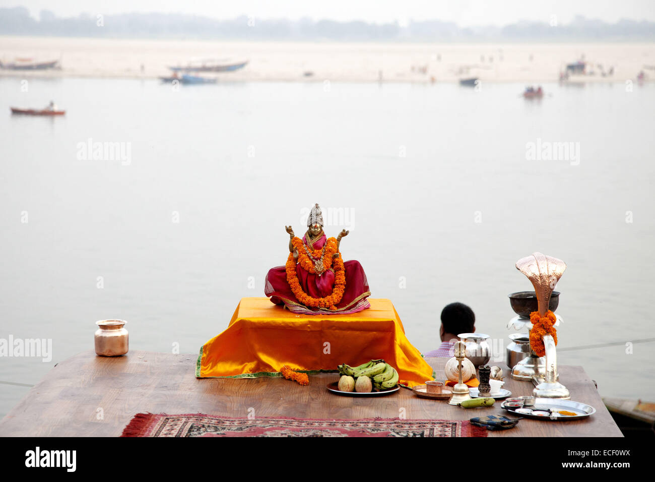 28 novembre 2014 - 28 novembre 2014 ''" Varanasi, en Inde, le fleuve Ganga ghat de la ville sainte de Varanasi. Selon la légende, Varanasi a été fondée par le Dieu Shiva. Les Pandavas, les héros de l'épopée Hindoue Mahabharata sont également dit d'avoir visité la ville à la recherche de Shiva à expier ses péchés de fratricide et BrÄhmanahatya qu'ils avaient commis durant la guerre de Kurukshetra climatiques. Elle est considérée comme l'une des sept villes saintes qui peuvent fournir la Moksha. © K M Asad/ZUMA/ZUMAPRESS.com/Alamy fil Live News Banque D'Images