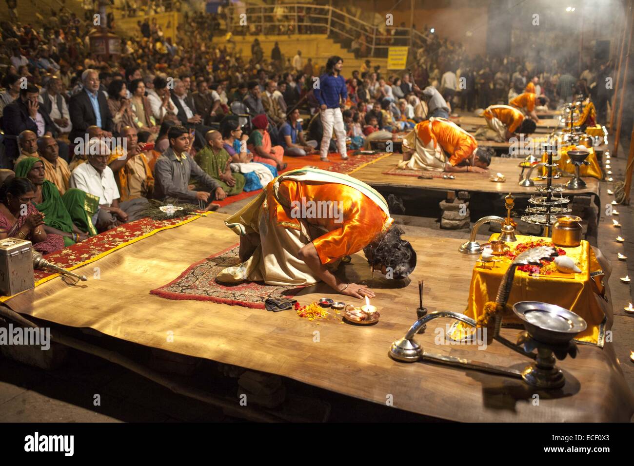 28 novembre 2014 - 28 novembre 2014 ''" Varanasi, Inde. L'exécution d'une 'Ganga aarti' est peut-être la plus fondamentale des rituels hindous, pourtant, ce système universel de payer l'égard de Dieu a été affiné pour un art en les ghats du Gange dans l'Uttar Pradesh, Inde. Selon la légende, Varanasi a été fondée par le Dieu Shiva. Les Pandavas, les héros de l'épopée Hindoue Mahabharata sont également dit d'avoir visité la ville à la recherche de Shiva à expier ses péchés de fratricide et BrÄhmanahatya qu'ils avaient commis durant la guerre de Kurukshetra climatiques. Il est considéré comme un des sept ville sainte Banque D'Images