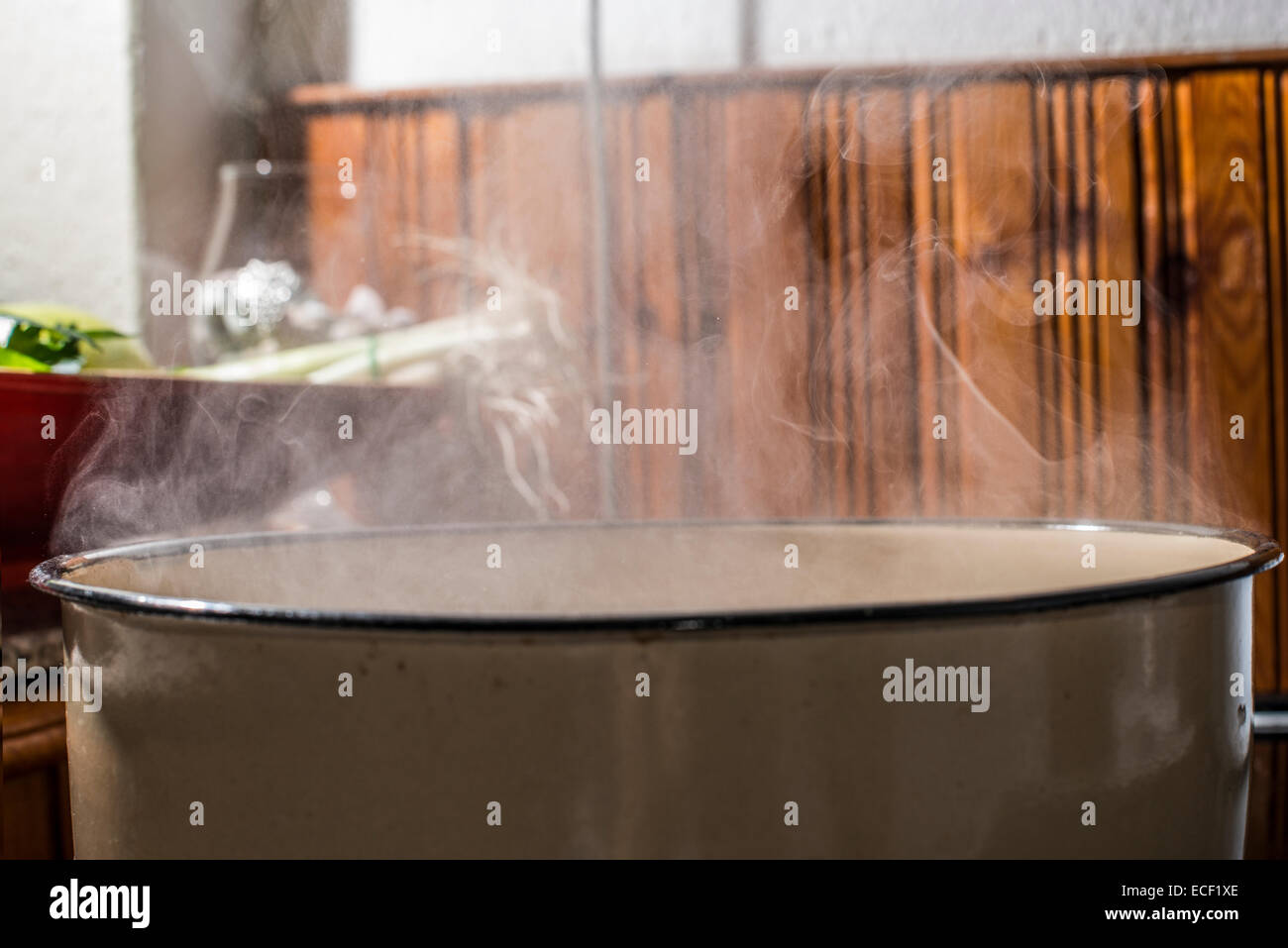 L'eau bouillante dans une casserole. Cuisine Vintage Banque D'Images