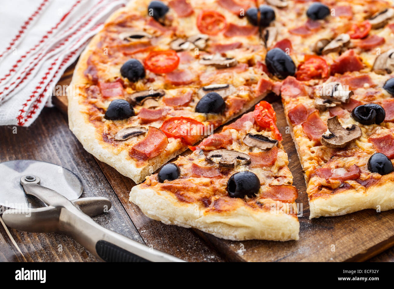 Pizza au jambon, champignons et olives Banque D'Images