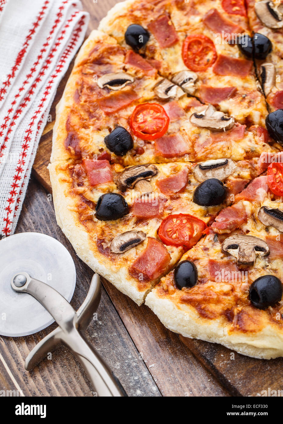 Pizza au jambon, champignons et olives Banque D'Images