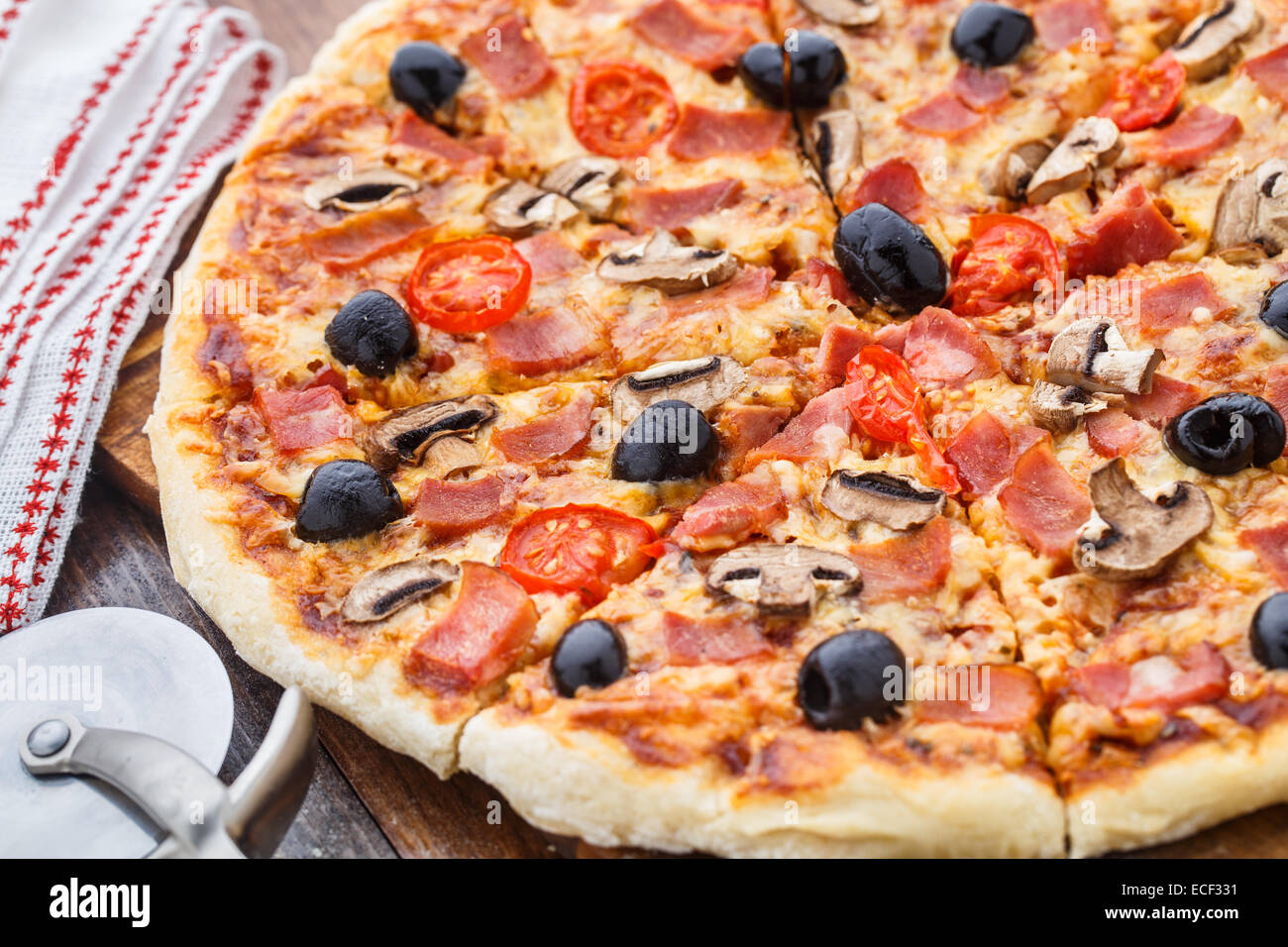 Pizza au jambon, champignons et olives Banque D'Images