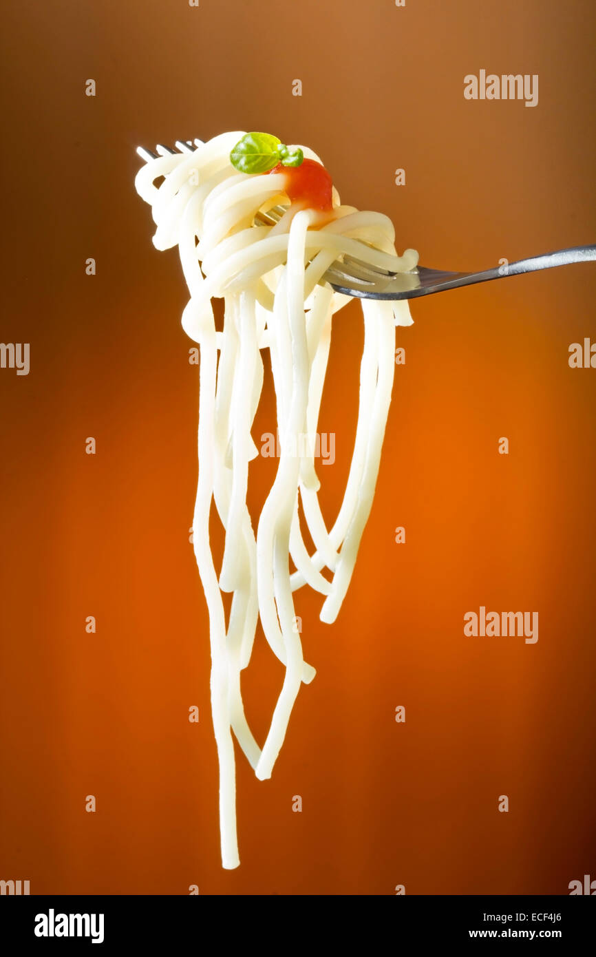 Fourchette à spaghettis à la tomate et basilic Banque D'Images