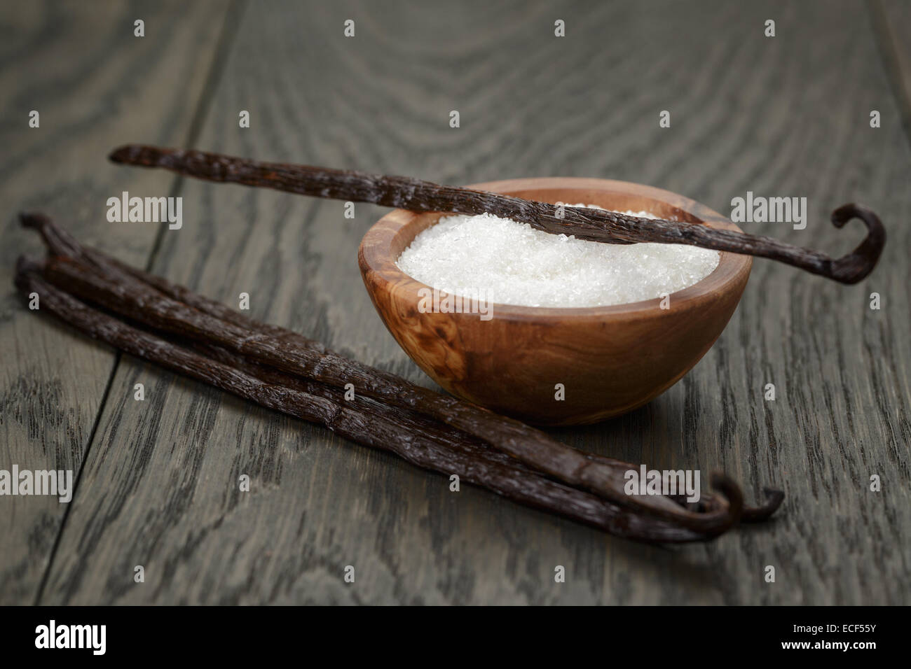 Les gousses de vanille Bourbon avec du sucre blanc sur la table en bois sombre, simple photo Banque D'Images