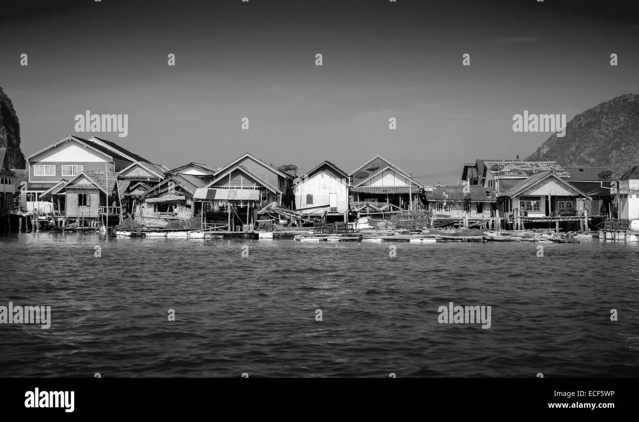 Muslim village flottant à l'île de Panyee, Phanga, Thaïlande (noir et blanc) Banque D'Images