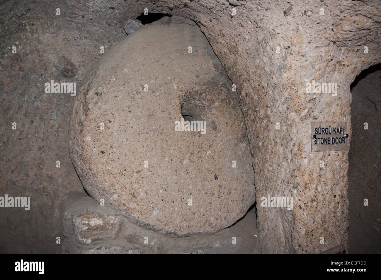 La porte de pierre dans la ville souterraine de Kaymakli Banque D'Images