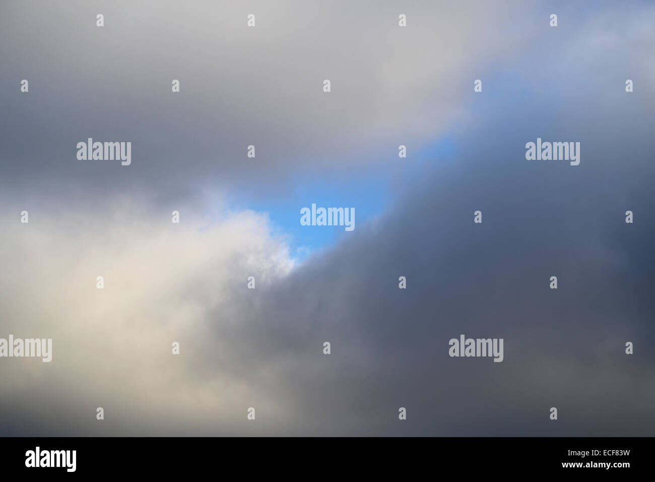 Belle pluie nuages dans le ciel photographié close-up Banque D'Images