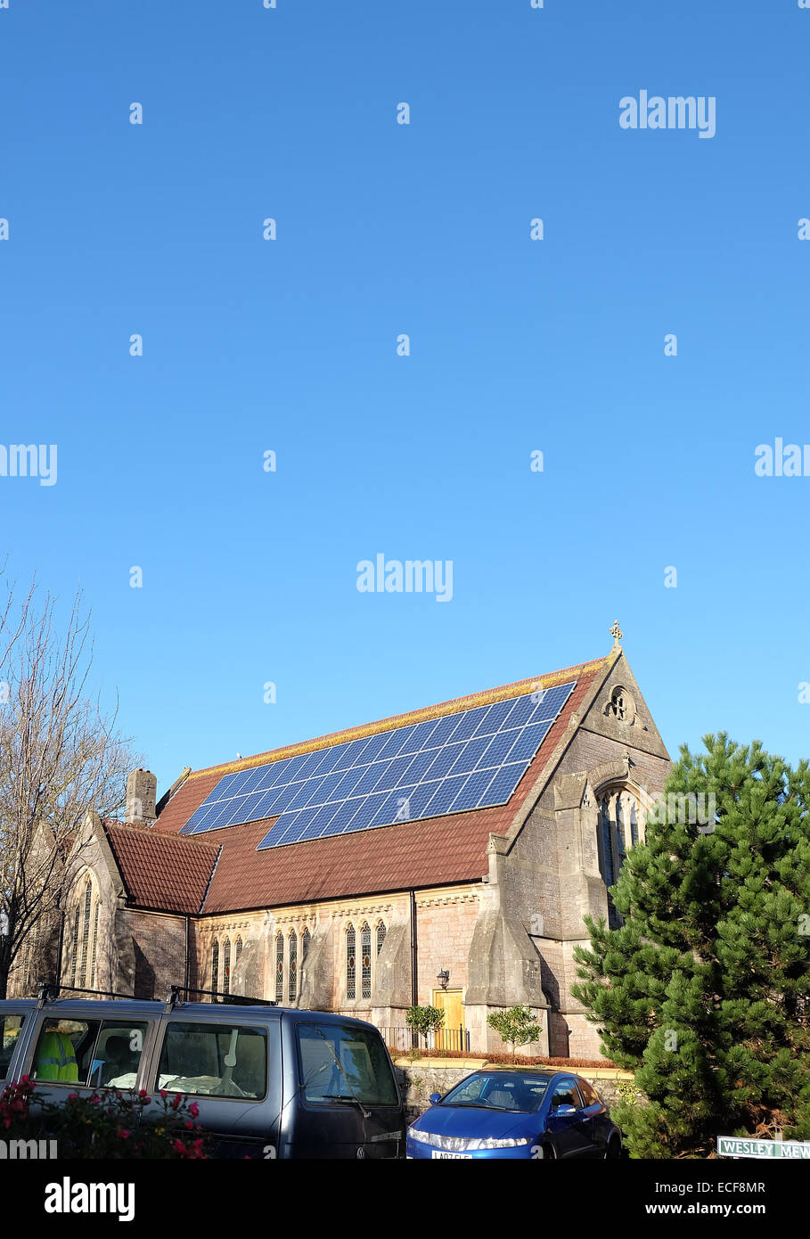 Des panneaux solaires sur le toit de l'Église Méthodiste de Cheddar, montrant une sensibilisation à l'environnement vert. 13 Décembre 2014 Banque D'Images
