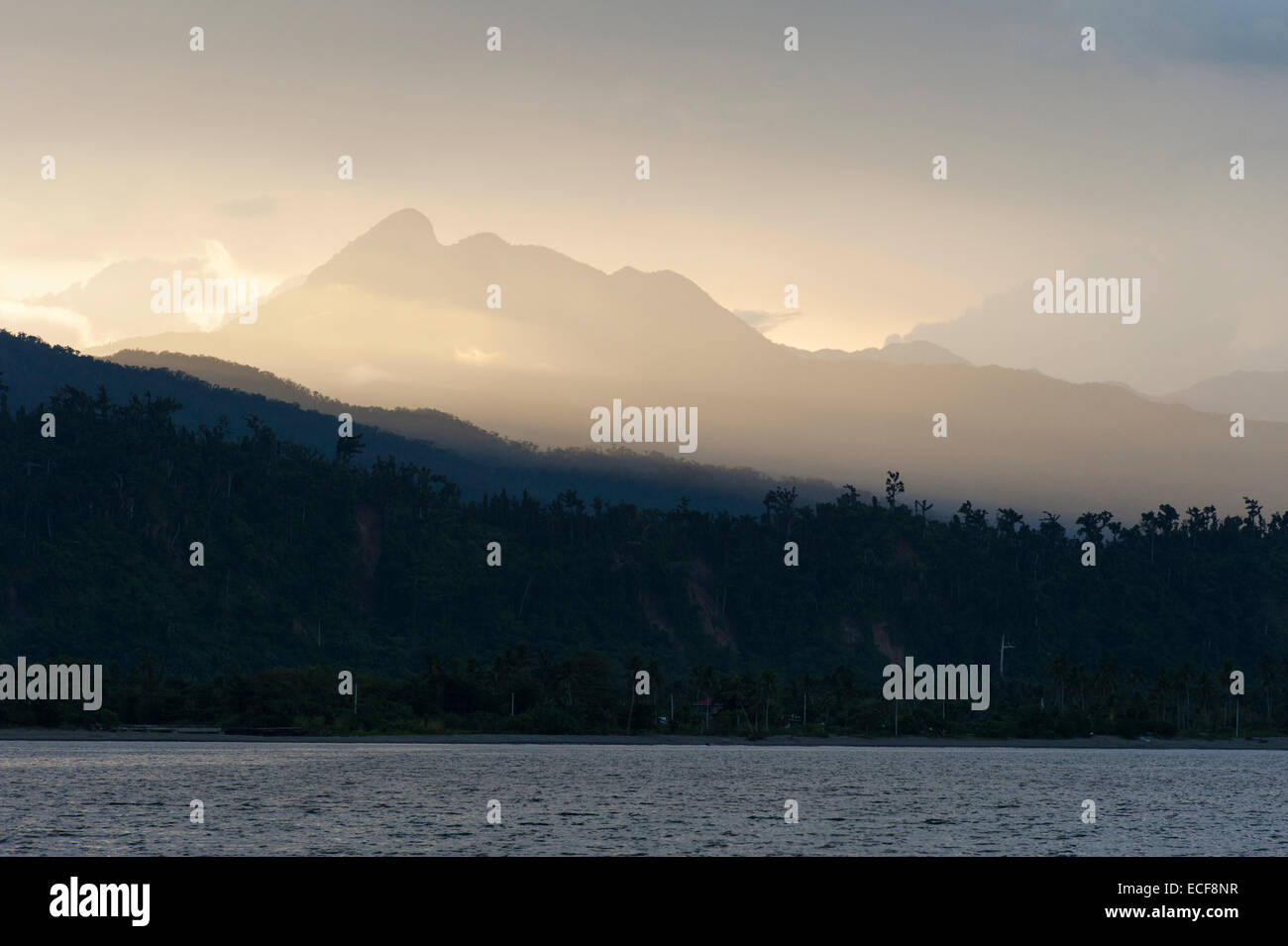 Coucher de soleil sur la Sierra Madre mountains à Luzon, Philippines Banque D'Images