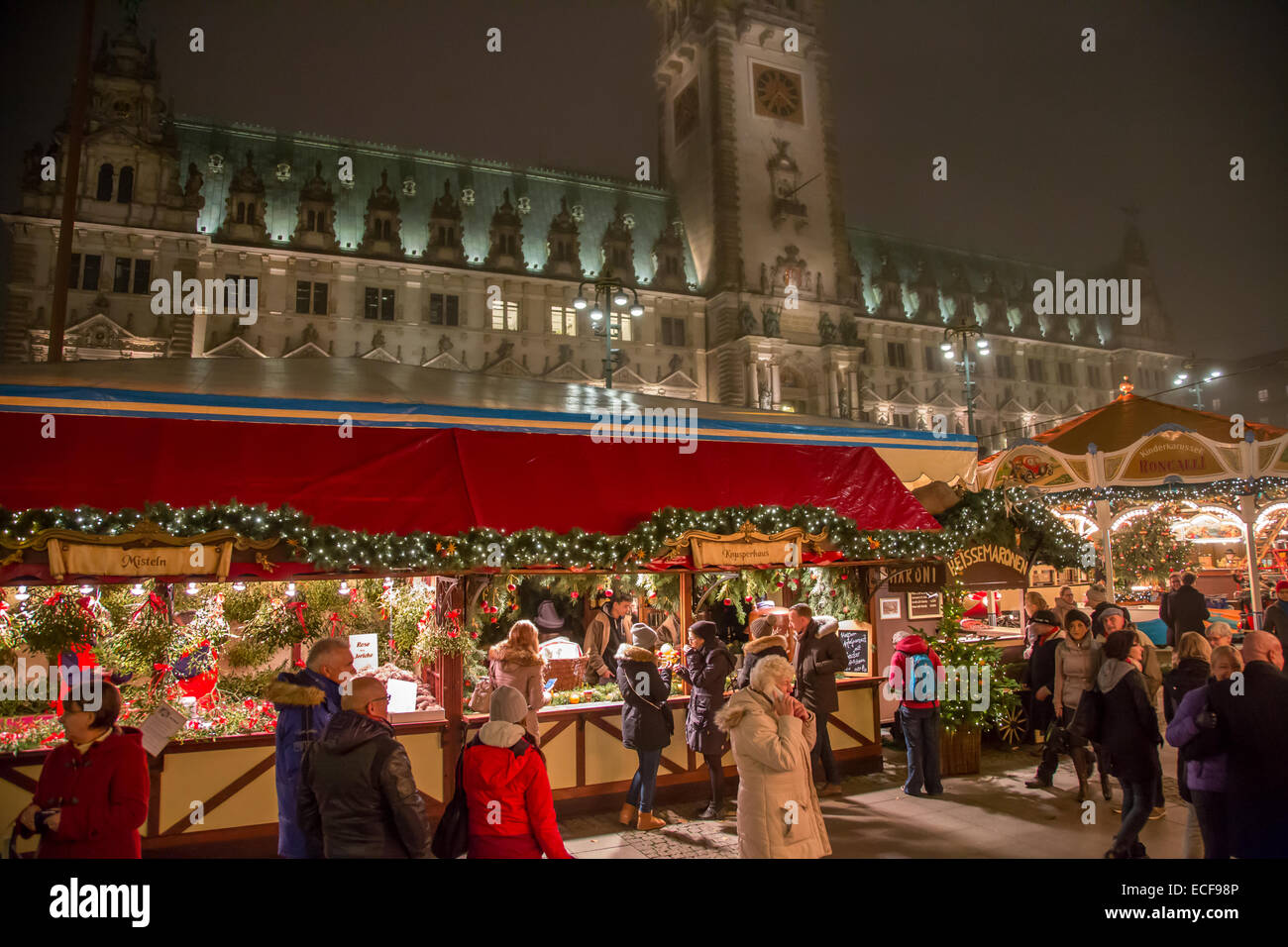 Marché de Noël allemand à Hambourg, en face de l'hôtel de ville Rathaus Banque D'Images