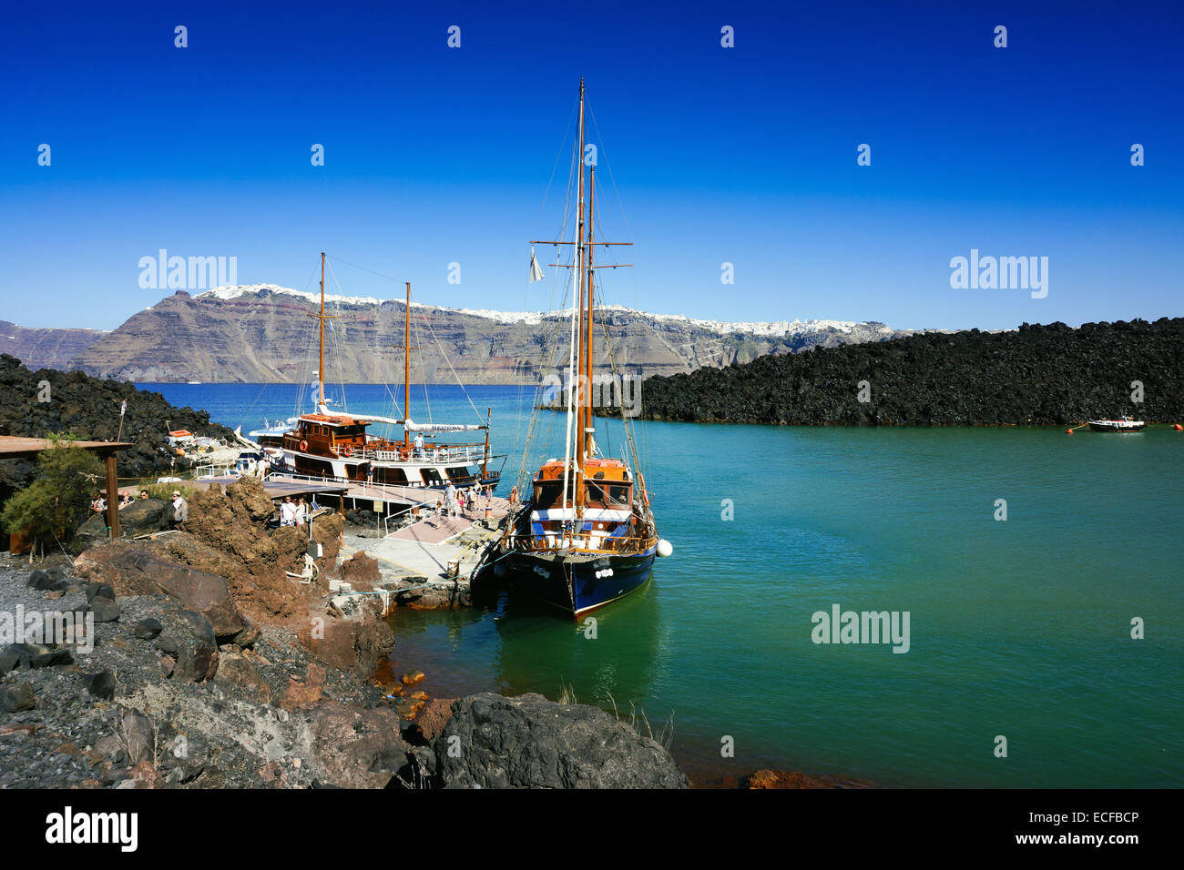 Embarcadère des bateaux de tourisme de Nea Kameni lave volcanique, l'île de Santorin, Grèce, avec de l'investissement étranger sur le bord du cratère Banque D'Images