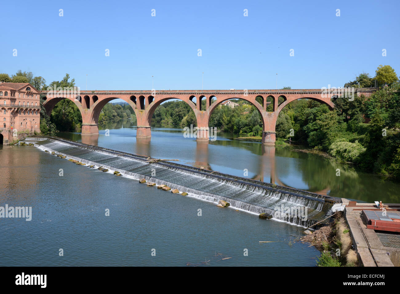 Pont du 22 août 1944 Bridge & Weir sur la rivière Tarn Albi France Banque D'Images