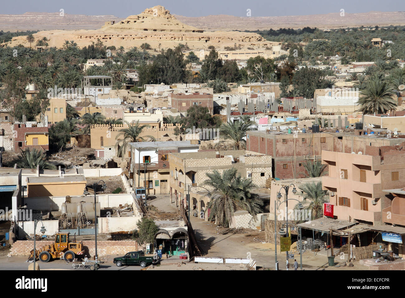 La ville moderne de Siwa, avec les ruines de Shali en arrière-plan, l'Égypte Banque D'Images