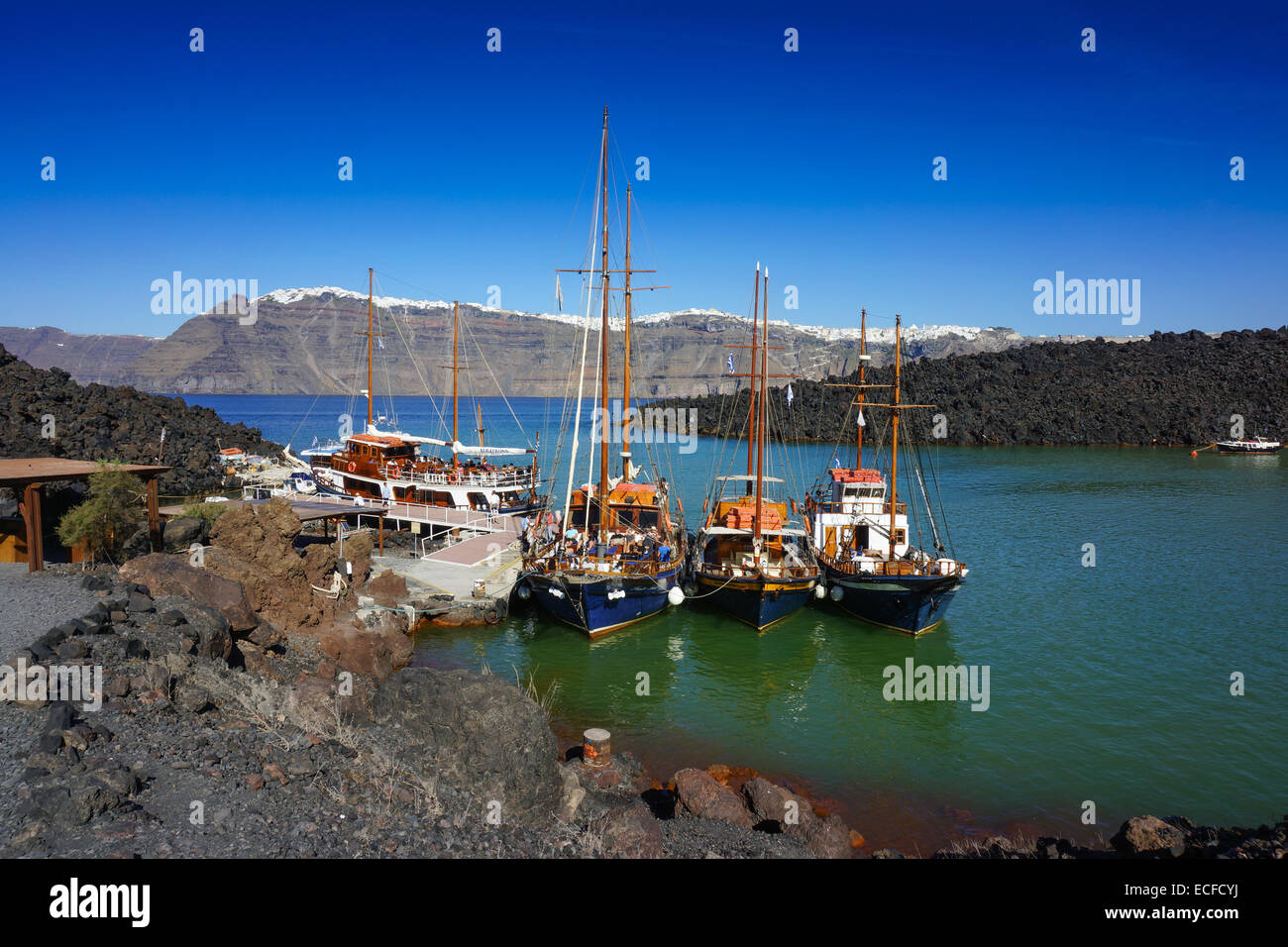 Embarcadère des bateaux de tourisme de l'Île Volcan de Néa Kaméni, Santorini, Grèce Banque D'Images