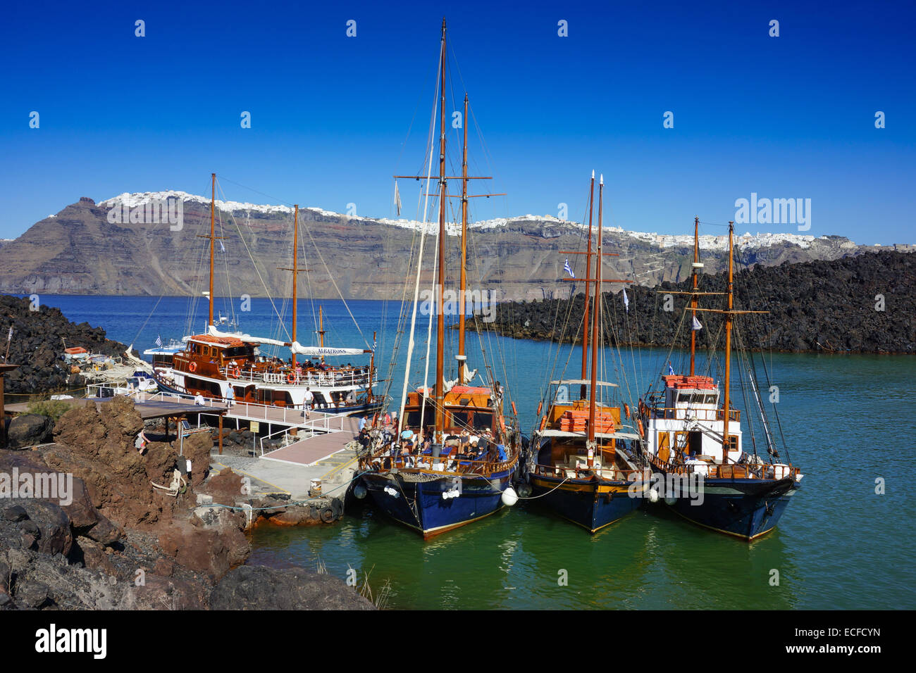 Embarcadère des bateaux de tourisme de l'Île Volcan de Néa Kaméni, Santorini, Grèce Banque D'Images