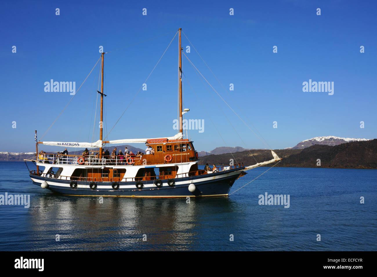 Bateau de tourisme, le yacht et le bleu de la mer, Santorin Banque D'Images