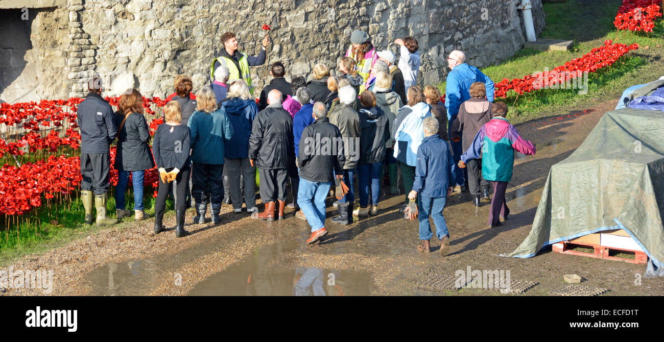 Les bénévoles qui reçoivent des instructions pour aider à éliminer les coquelicots en céramique de fossé à la Tour de Londres après de fortes pluies Banque D'Images