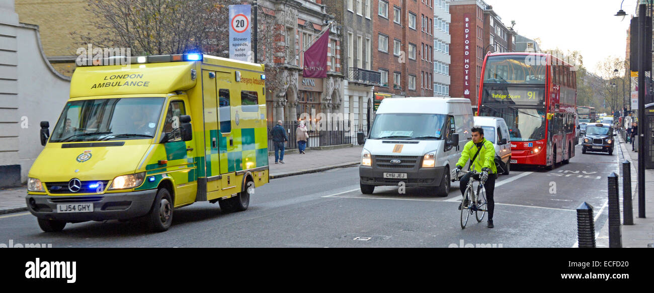 London ambulance d'urgence de feux et sirène en utiliser les dépassements de trafic stationnaire tenue au feu de circulation rouge Holborn Londres Angleterre Royaume-uni Banque D'Images