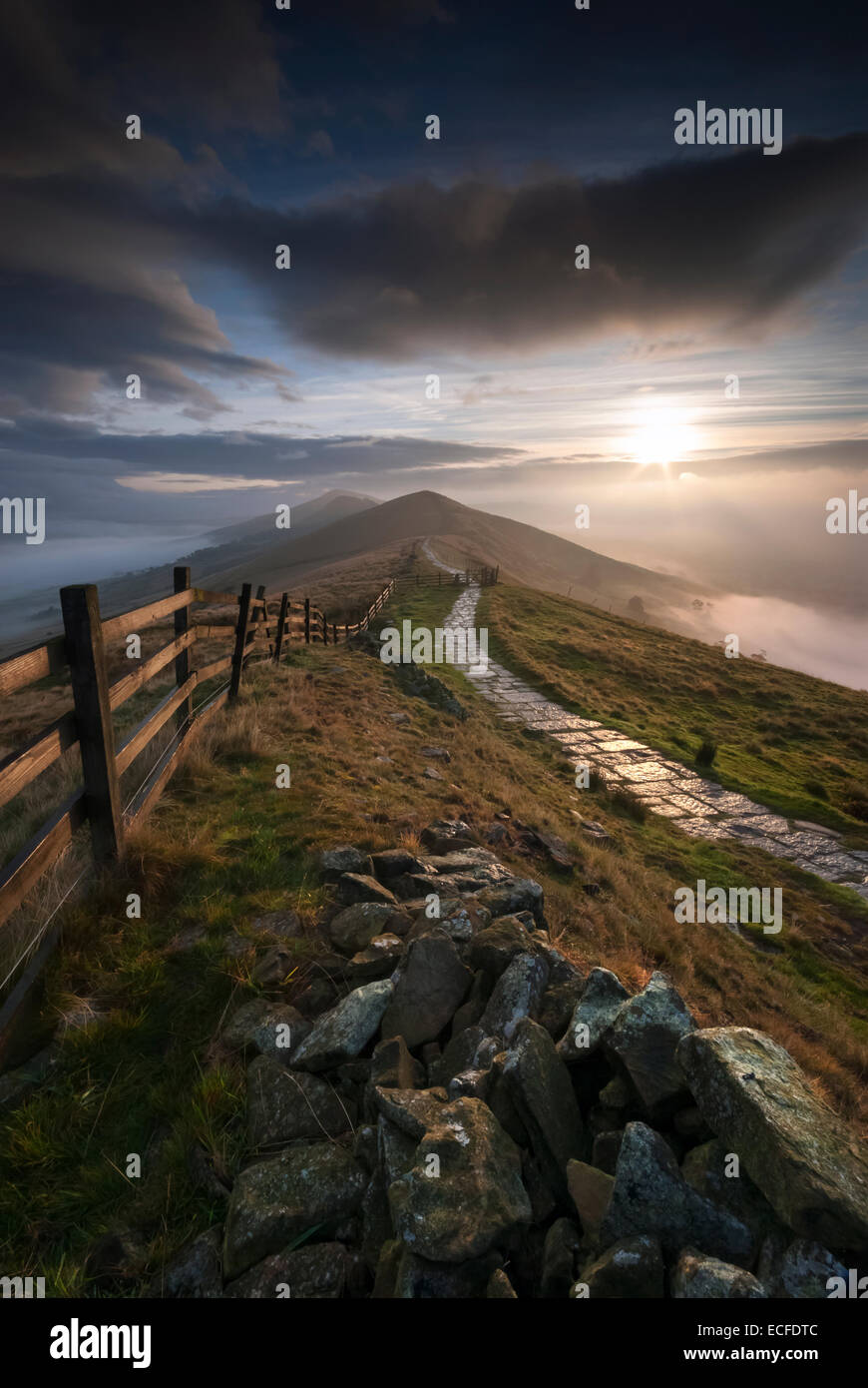 Le lever du soleil sur la grande crête, perdre Hill et le brouillard rempli d'espoir Vallée, parc national de Peak District, Derbyshire, Angleterre, RU Banque D'Images