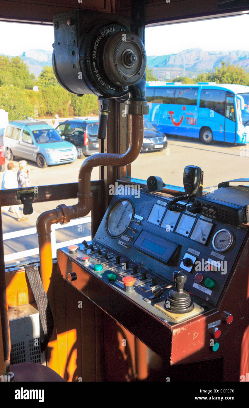 Cabine du conducteur de la Locomotive électrique dans le Historrical train depuis Palma à Soller, Majorque, Iles Baléares Banque D'Images