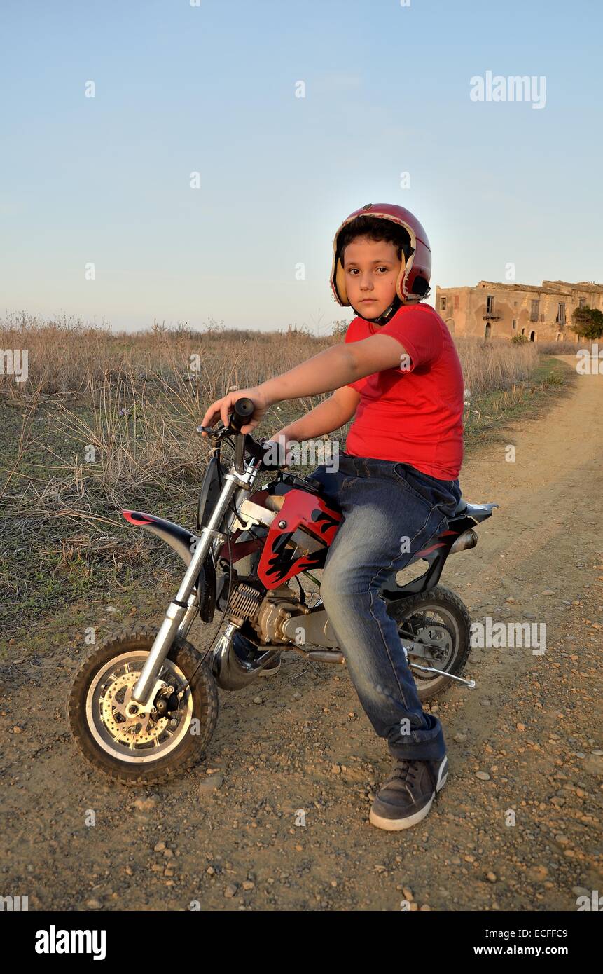 Piste de motocross, le rêve de tous les enfants. Banque D'Images