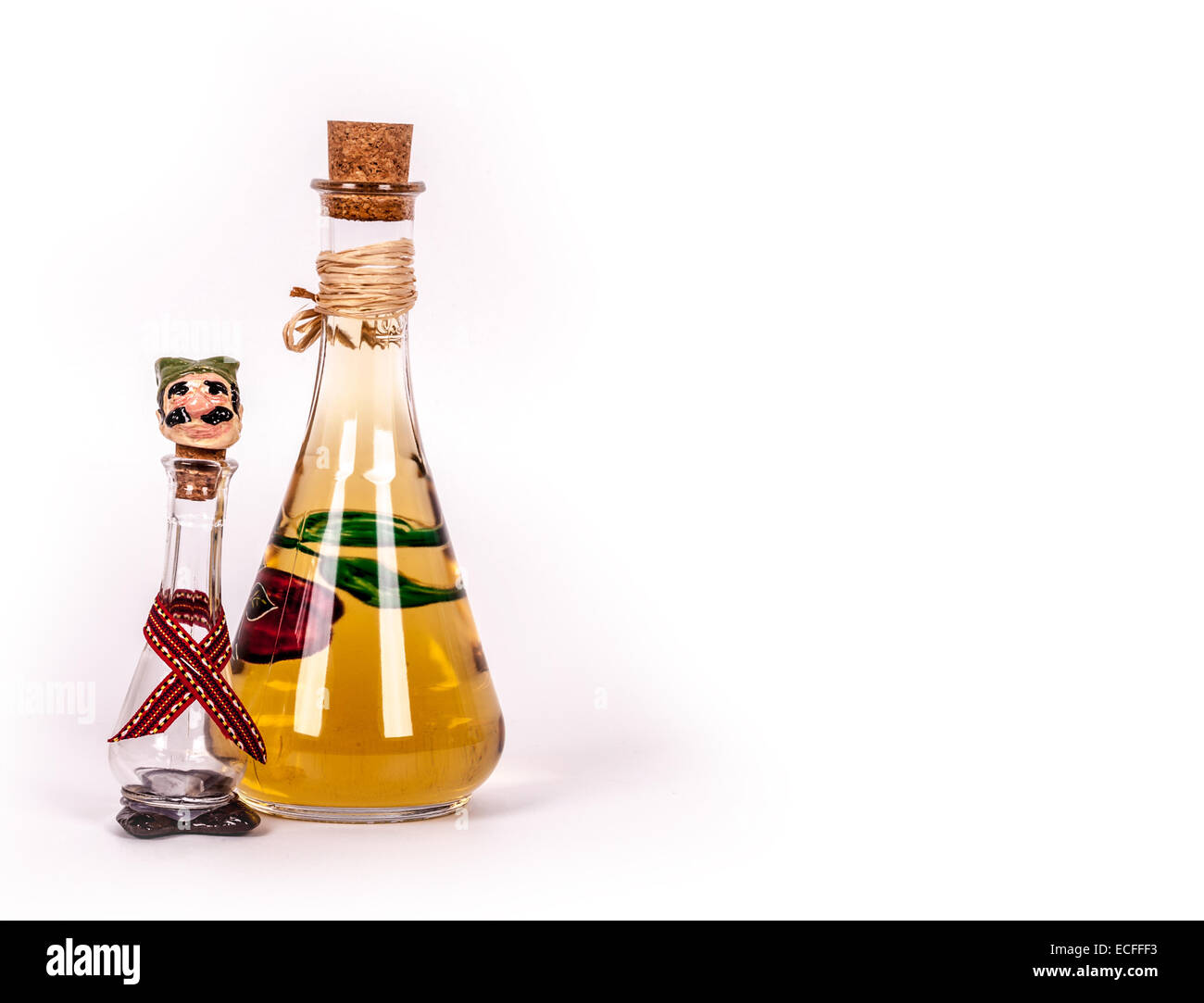 Prune traditionnelle serbe brendy bouteille avec bouchon et peu traditionnel verre de brendy prune Banque D'Images