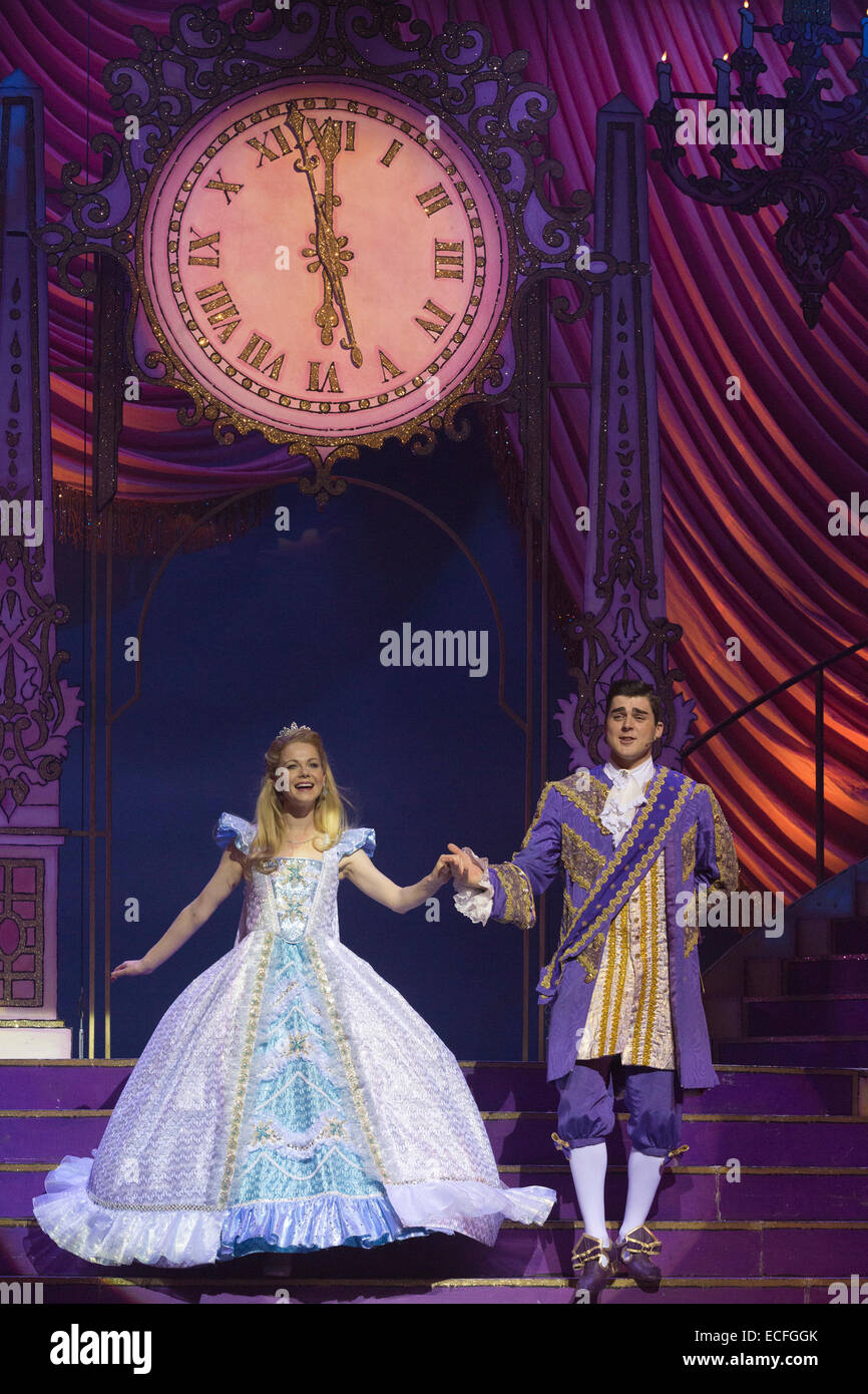 Amy Lennox comme Cendrillon et Liam Doyle comme le prince charmant. Répétition générale de la pantomime Cinderella avec Dallas actrice Linda Gray comme la fée marraine au New Wimbledon Theatre. Avec le comédien Tim Vine que des boutons, Matthew Kelly et Matthew Rixon comme les deux Sœurs laides, Wayne dormir comme Dandini, Amy Lennox comme Cendrillon et Liam Doyle comme le prince charmant. Le panto se déroule du 5 décembre 2014 au 11 janvier 2015. Banque D'Images