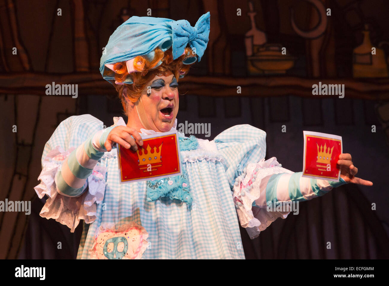 Matthew Kelly comme une horrible soeur. Répétition générale de la pantomime Cinderella avec Dallas actrice Linda Gray comme la fée marraine au New Wimbledon Theatre. Avec le comédien Tim Vine que des boutons, Matthew Kelly et Matthew Rixon comme les deux Sœurs laides, Wayne dormir comme Dandini, Amy Lennox comme Cendrillon et Liam Doyle comme le prince charmant. Le panto se déroule du 5 décembre 2014 au 11 janvier 2015. Banque D'Images