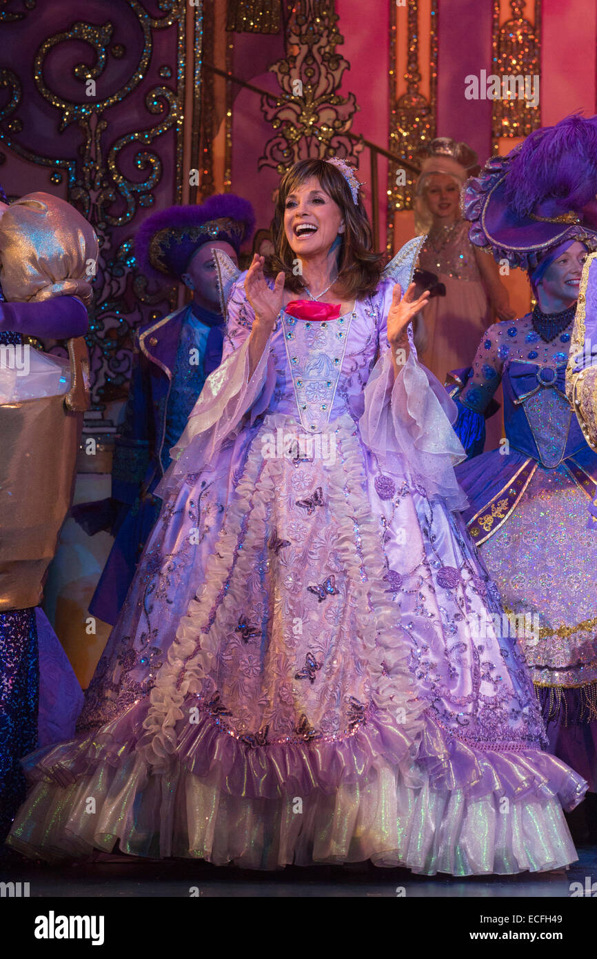 Sur la photo : Linda Gray comme la fée marraine. Répétition générale de la pantomime Cinderella avec Dallas actrice Linda Gray comme la fée marraine au New Wimbledon Theatre. Avec le comédien Tim Vine que des boutons, Matthew Kelly et Matthew Rixon comme les deux Sœurs laides, Wayne dormir comme Dandini, Amy Lennox comme Cendrillon et Liam Doyle comme le prince charmant. Le panto se déroule du 5 décembre 2014 au 11 janvier 2015. Banque D'Images