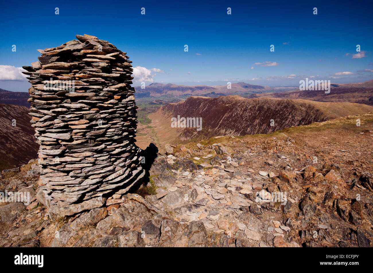 À la recherche vers le bas dans la vallée de Newlands du grand Cairn au sommet de Dale Head dans le Parc National de Lake District. Banque D'Images