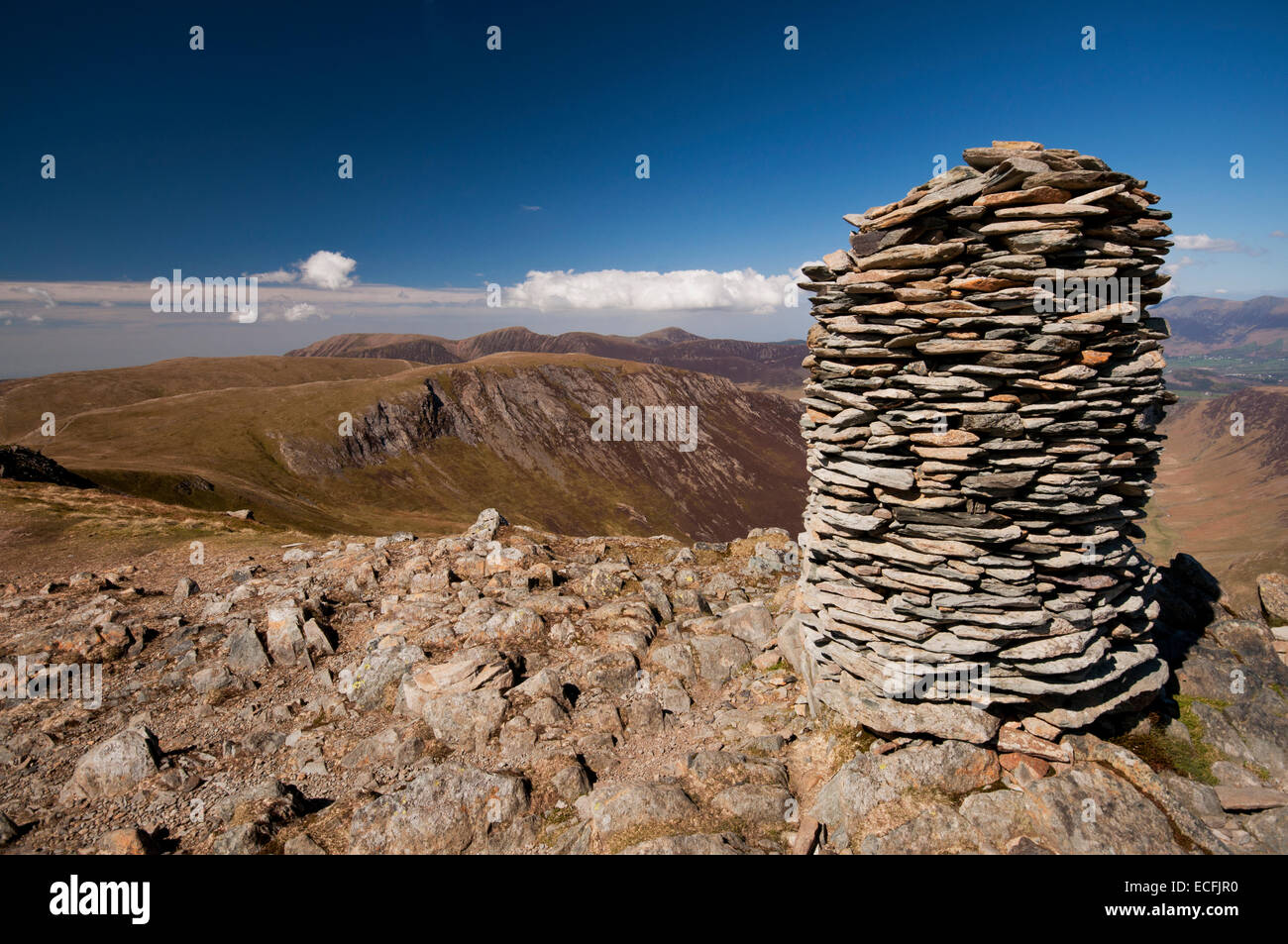 À l'ouest sur Hindscarth du grand Cairn au sommet de Dale Head dans le Parc National de Lake District. Banque D'Images