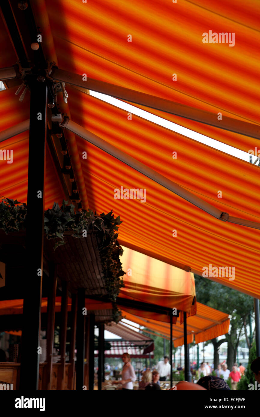 Vue verticale de rayures de couleurs vives en été les stores café sunshine à Budapest Banque D'Images