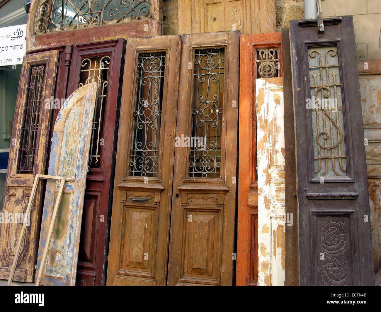 Old vintage porte en bois sur la rue Photo Stock - Alamy