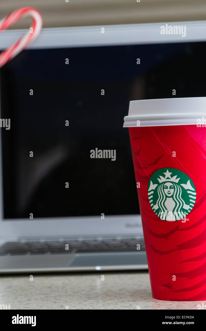 L'ouragan l'Utah - Novembre 29 : photo d'une maison de vacances à côté de tasse Starbucks un ordinateur portable avec une canne de Noël dans l'arrière, Novembe Banque D'Images