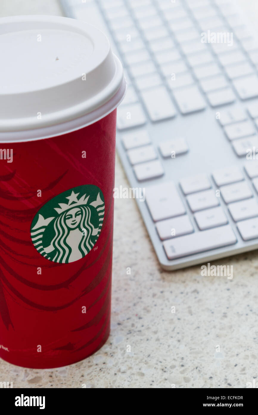 L'ouragan l'Utah - Novembre 29 : photo d'une maison de vacances coupe Starbucks à côté d'un clavier d'ordinateur, 29 novembre 2014 à l'ouragan, de l'Utah Banque D'Images