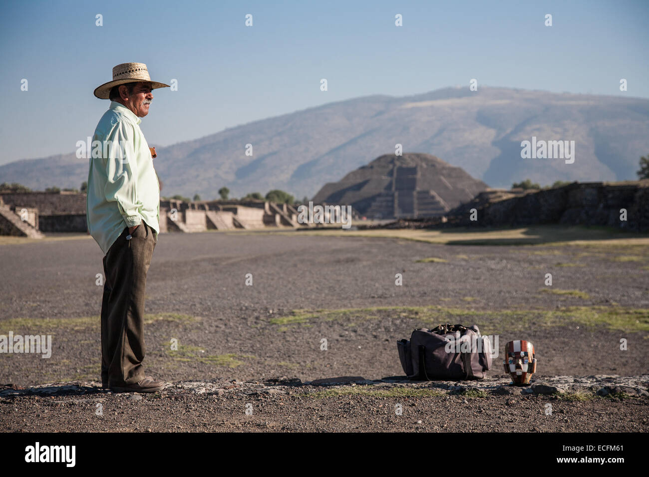 Teotihuacan, Mexique, -mars, 3, 2012 : l'homme inconnu qui vend des souvenirs de Teotihuacan dans la matinée, sur l'Avenue des Morts Banque D'Images