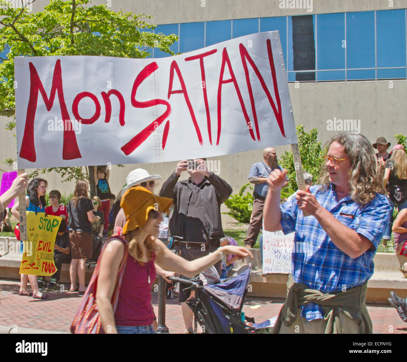 Les aliments modifiés génétiquement protestataires contenir jusqu'a signer l'appel "onsatan monsanto corporation'at un OGM de protestation à Asheville Banque D'Images