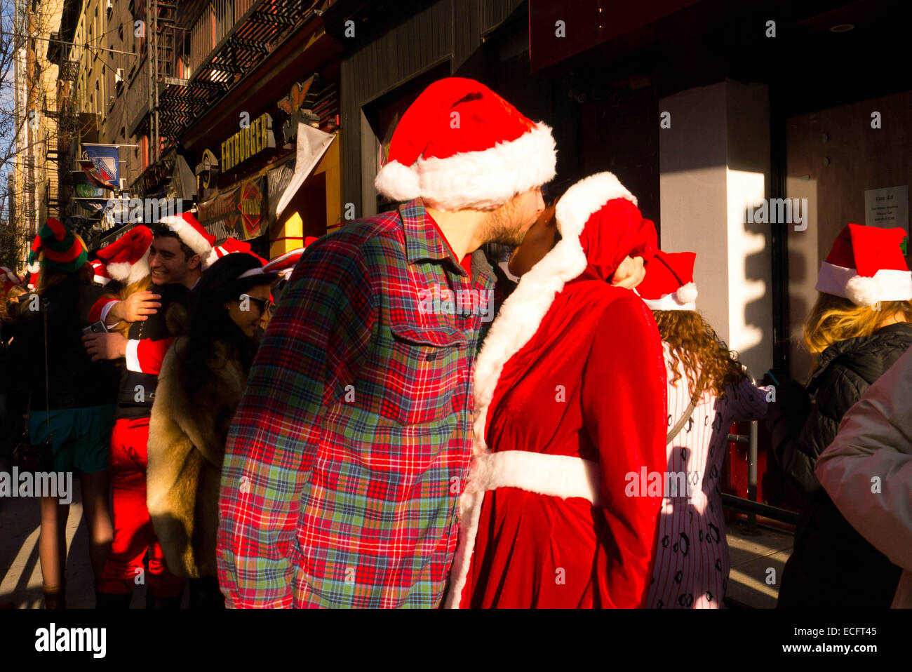 New York, USA. 13 Décembre, 2014. Revelers habillé en père Noël au cours de l'événement annuel de Santa-Con 13 Décembre, 2014 à New Banque D'Images