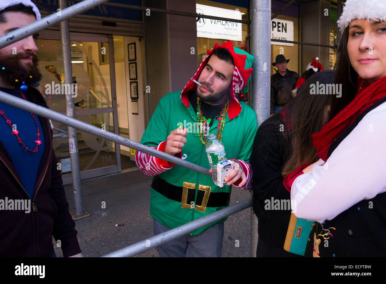 New York, USA. 13 Décembre, 2014. Revelers habillé en père Noël au cours de l'événement annuel de Santa-Con 13 Décembre, 2014 à New Banque D'Images