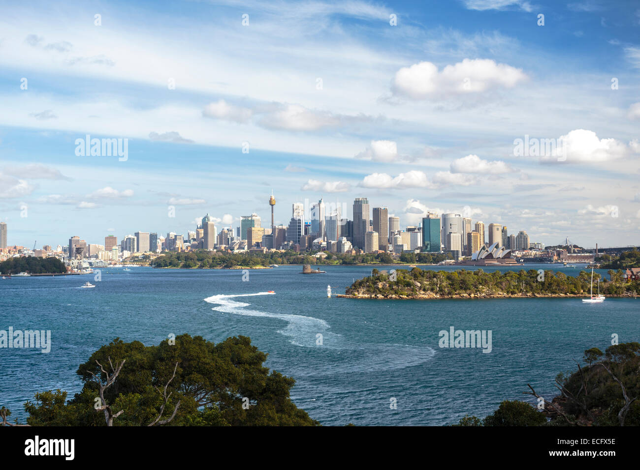 Le centre-ville de Sydney et les toits de l'Opéra se tenir debout à l'horizon comme vu que depuis le port de Sydney au Zoo de Taronga. Banque D'Images