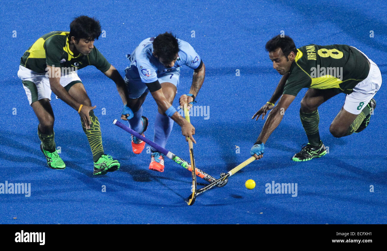 Bhubaneswar. 13 Décembre, 2014. Manpreet Singh de l'Inde (C) convoite la la balle entre le Pakistan's Zohaib Ashraf (L) et Muhammad Tousiq au cours de la demi-finale contre l'Inde au Trophée des champions de hockey Hero 2014 match au stade de Kalinga à Nancy le 13 décembre 2014. Le Pakistan a gagné 4-3. © Zheng Huansong/Xinhua/Alamy Live News Banque D'Images