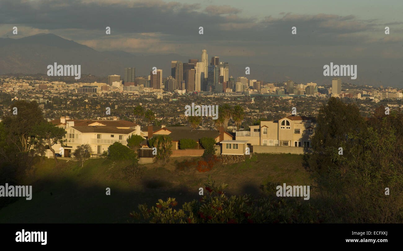 Los Angeles, Californie, USA. 13 Décembre, 2014. Photo de Los Angeles Skyline après une journée pluvieuse le samedi 13 décembre 2014.Arorizo ARORIZO © Armando ARMANDO/Prensa Internacional/ZUMA/Alamy Fil Live News Banque D'Images