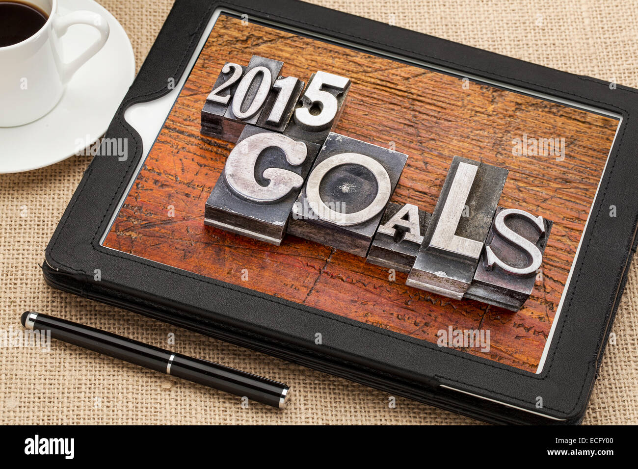 Objectifs 2015 - résolution du Nouvel An - concept du texte dans les blocs de type métal vintage grunge sur bois contre une tablette numérique Banque D'Images