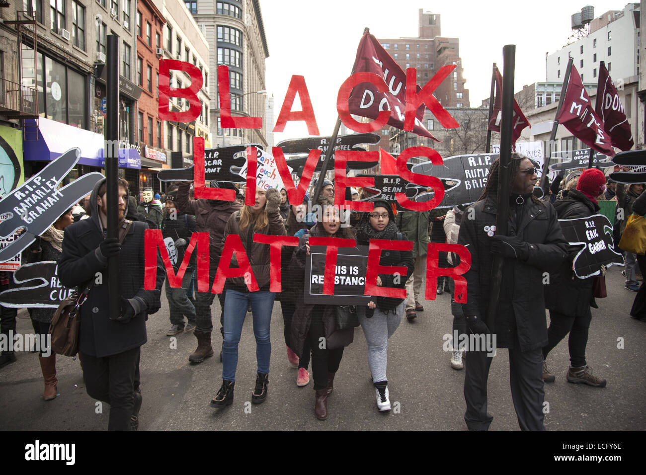 New York, USA. 13 Décembre, 2014. Suscité par le Grand Jury des verdicts en Ferguson et l'Eric Garner meurtre à New York, des milliers ont défilé à Paris contre les préjugés raciaux et les meurtres d'hommes noirs non armés partout les États-Unis. Crédit : David Grossman/Alamy Live News Banque D'Images