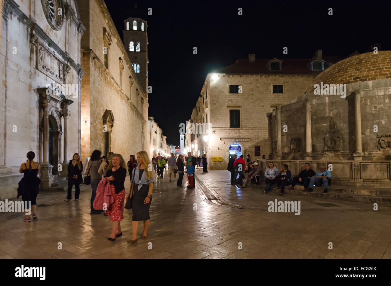 DUBROVNIK, Croatie - 16 MAI 2013 : Les gens visitent la fontaine d'Onofrio dans la vieille ville de Dubrovnik en Croatie. Fountin court est d'Onofrio Banque D'Images