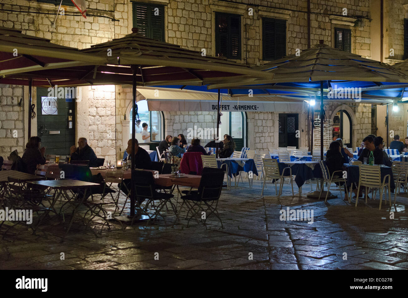 DUBROVNIK, Croatie - 16 MAI 2013 : nuit, les tables d'un restaurant de rue dans la vieille ville de Dubrovnik. Le 16 mai 2013 à Dubrovni Banque D'Images