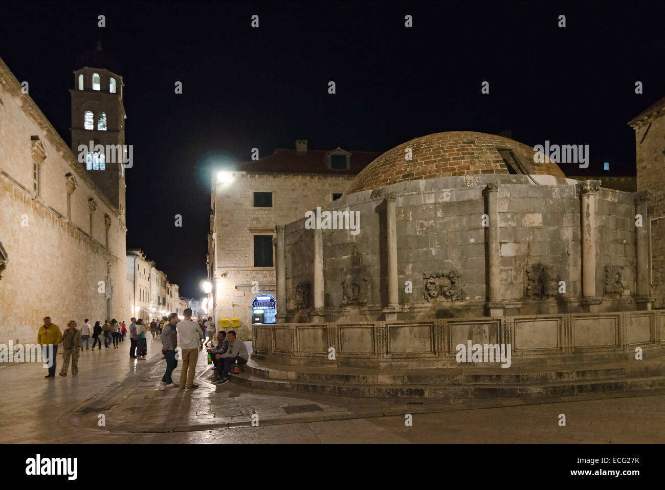 DUBROVNIK, Croatie - 16 MAI 2013 : Les gens visitent la fontaine d'Onofrio dans la vieille ville de Dubrovnik en Croatie. La fontaine d'Onofrio j Banque D'Images