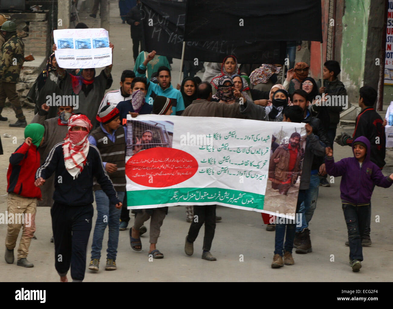 Srinagar, Cachemire indien : Les militants du Front de libération du Jammu-et-Cachemire crie des slogans lors d'une protestation contre l'élection présidentielle la quatrième phase, l'interrogation de l'état de Jammu-et-Cachemire Crédit élections : Sofi Suhail/Alamy Live News ) Banque D'Images