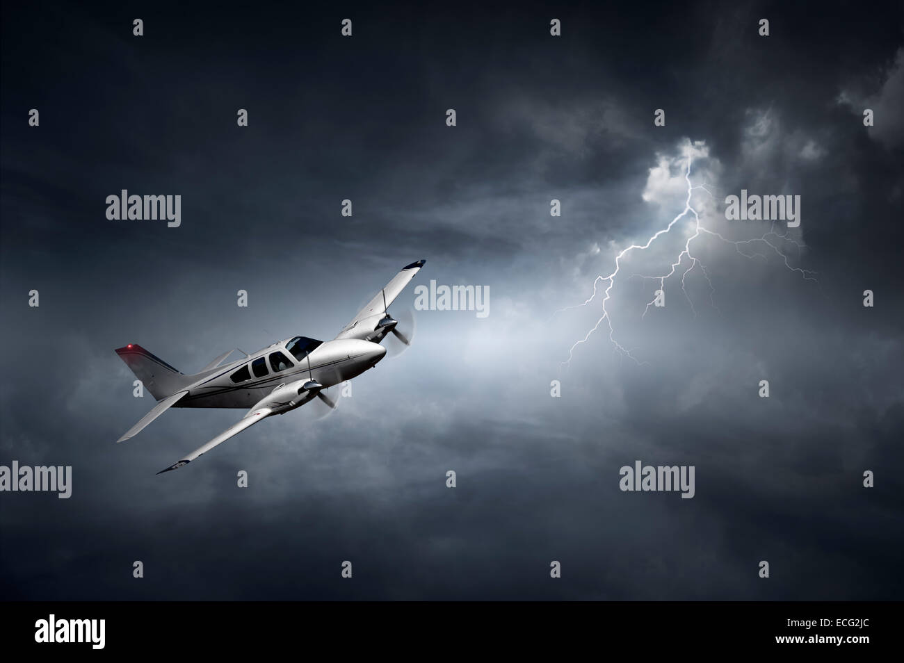 Vol d'un avion dans un orage avec des éclairs (notion de risque - art numérique) Banque D'Images