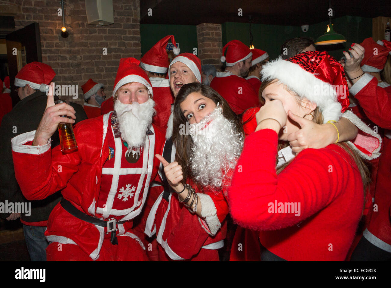 Londres, Royaume-Uni. 13 Décembre, 2014. Dans une tradition qui remonte à 2004, après avoir terminé leurs préparatifs de Noël beaucoup de Santas est sortie à Londres. Ils ont été la collecte de fonds pour le St Christopher's Hospice à Londres du sud et ayant quelques verres avant leur jour le plus chargé de l'année. Crédit : Neil Cordell/Alamy Live News Banque D'Images